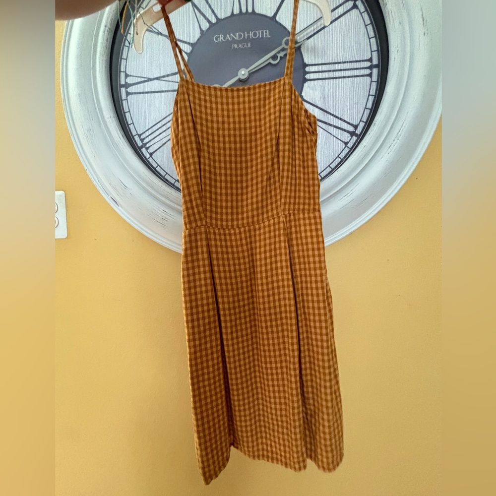 Casual mid dress with pockets on the side